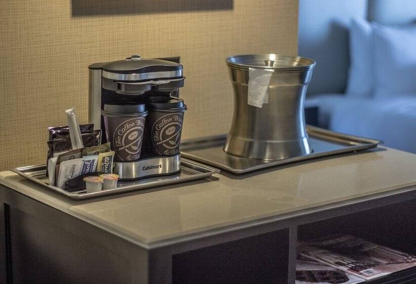 Студия Стандарт Двуспальная Кровать, The Waterfront Beach Resort, A Hilton