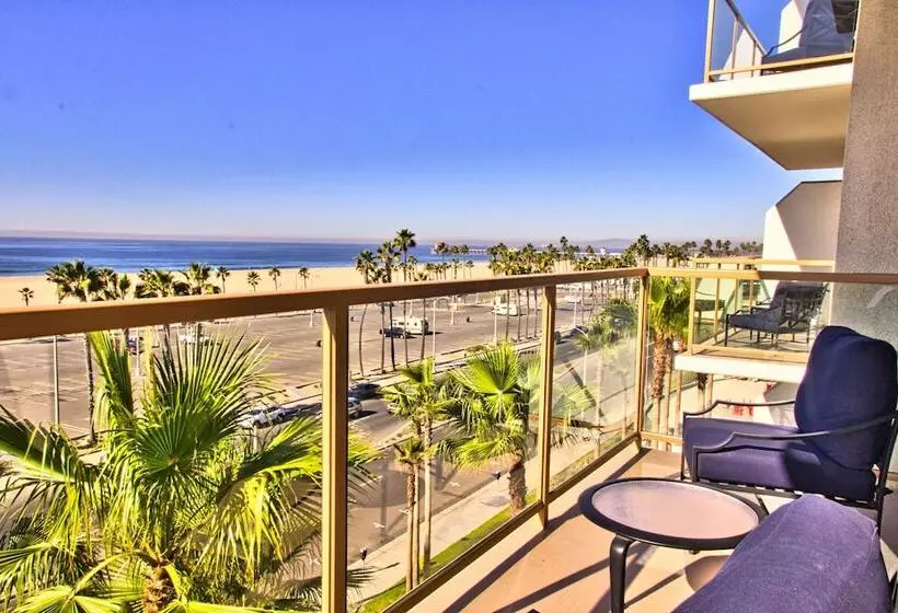 سوییت با چشم‌انداز دریا, The Waterfront Beach Resort, A Hilton