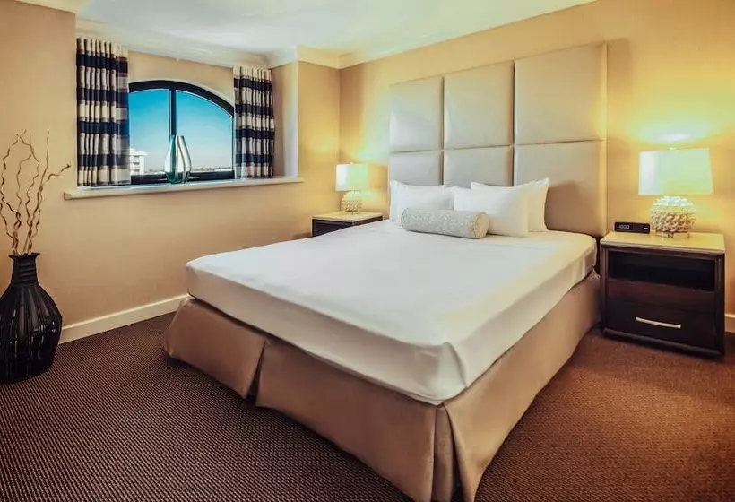 سوییت با چشم‌انداز دریا, The Waterfront Beach Resort, A Hilton