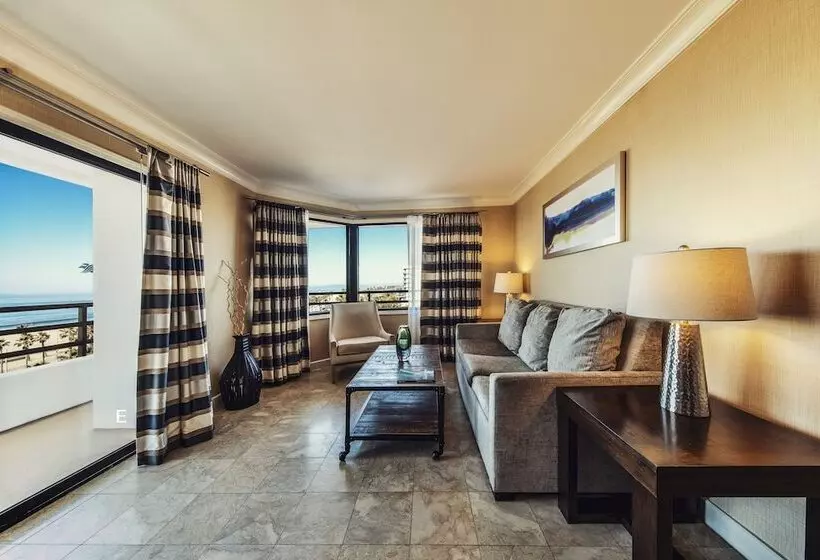 سوییت با چشم‌انداز دریا, The Waterfront Beach Resort, A Hilton