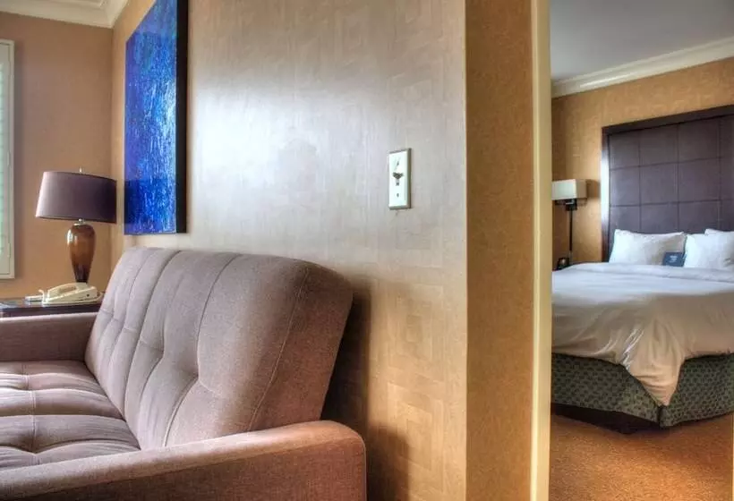 سوییت با چشم‌انداز دریا, The Waterfront Beach Resort, A Hilton
