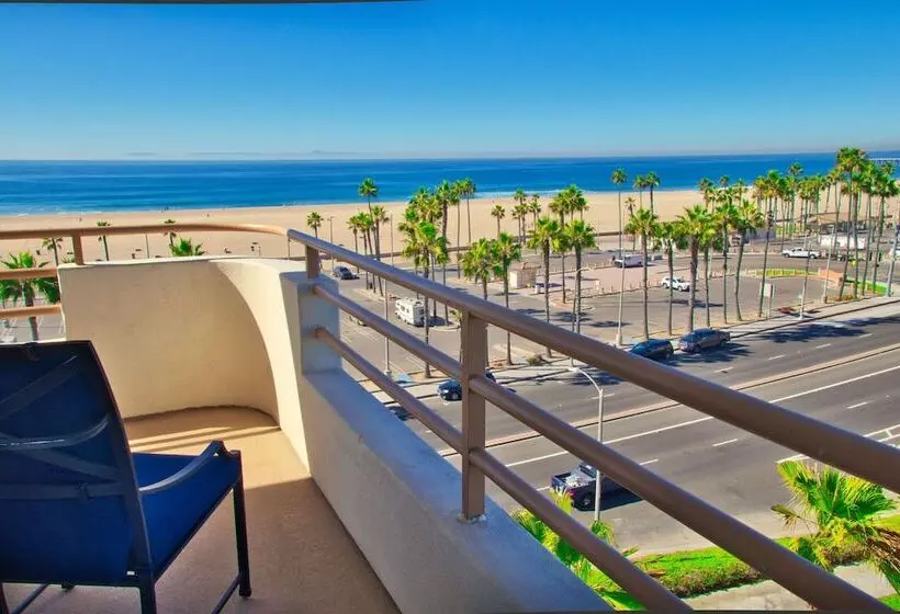 سوییت با چشم‌انداز دریا, The Waterfront Beach Resort, A Hilton