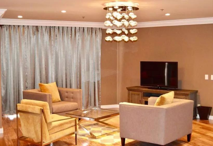 سوییت با چشم‌انداز دریا, The Waterfront Beach Resort, A Hilton