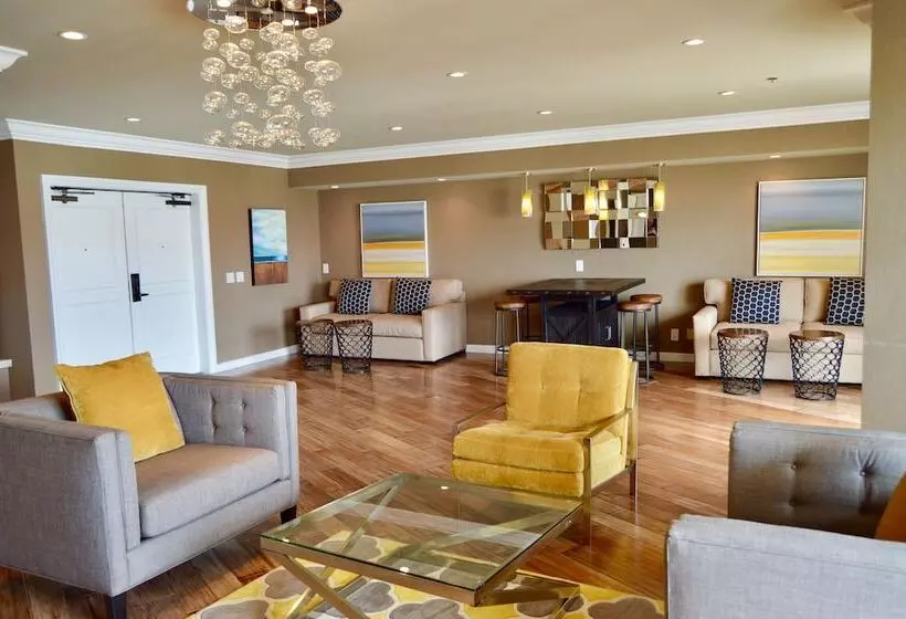 سوییت با چشم‌انداز دریا, The Waterfront Beach Resort, A Hilton