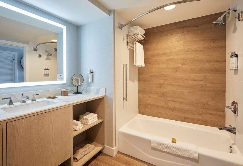 스탠다드 룸 더블 침대 2개, The Waterfront Beach Resort, A Hilton