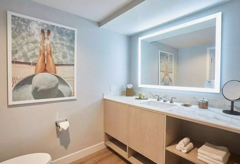 اتاق استاندارد با 2 تخت دوبل, The Waterfront Beach Resort, A Hilton