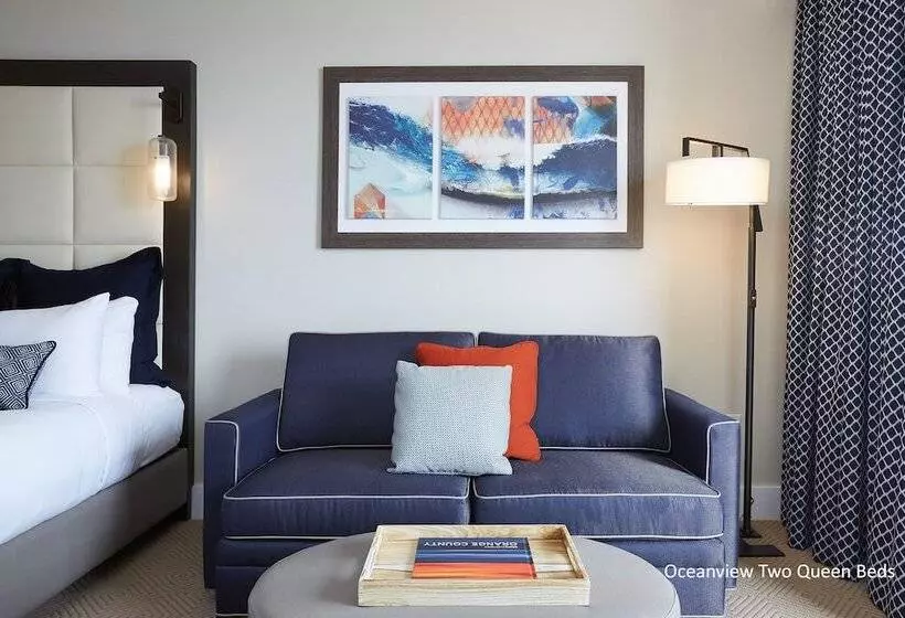 اتاق لوکس با چشم‌انداز دریا, The Waterfront Beach Resort, A Hilton