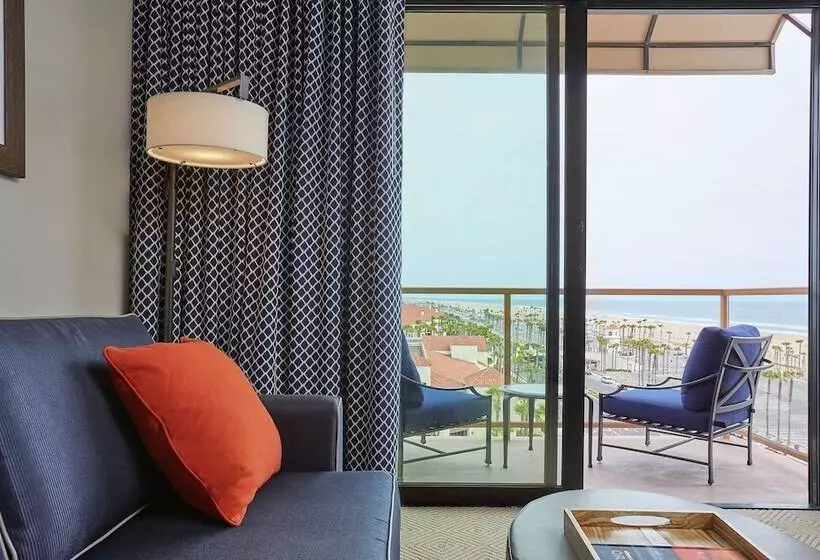 اتاق لوکس با چشم‌انداز دریا, The Waterfront Beach Resort, A Hilton