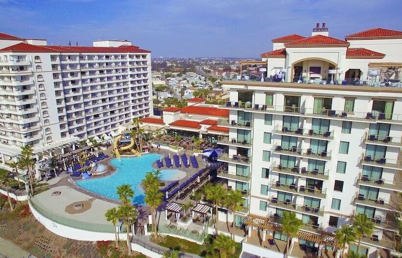 Люкс, The Waterfront Beach Resort, A Hilton