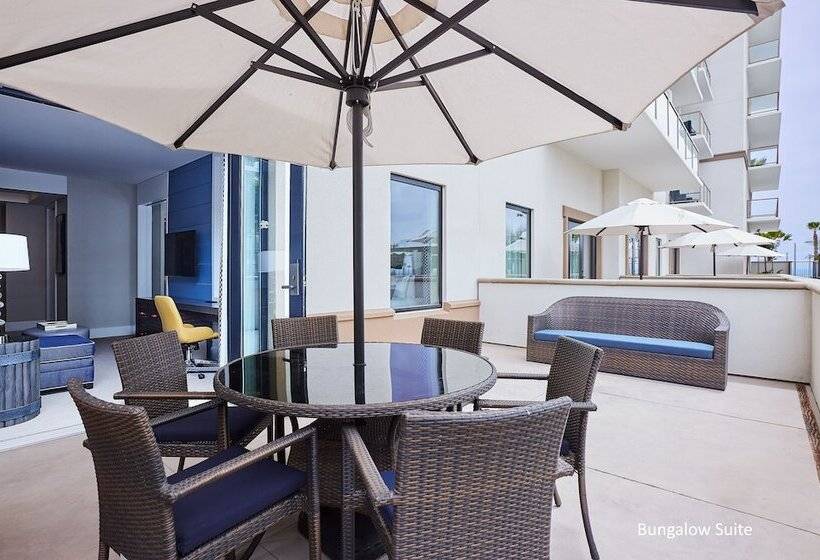 Люкс, The Waterfront Beach Resort, A Hilton