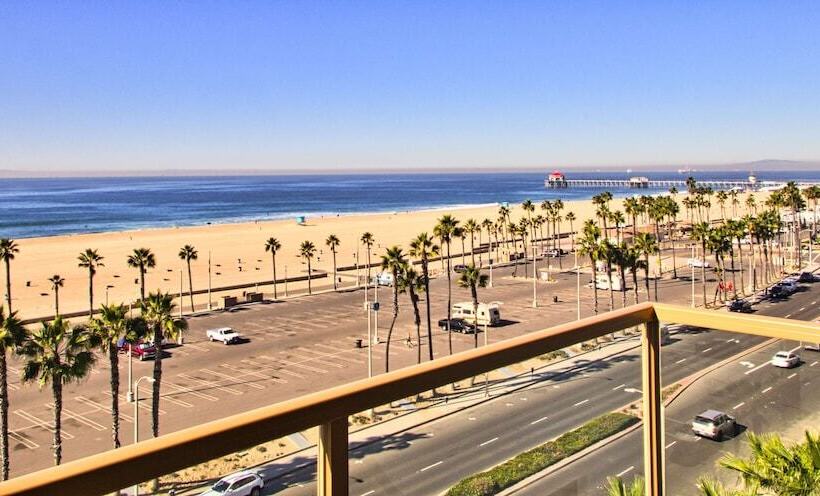 Люкс, The Waterfront Beach Resort, A Hilton