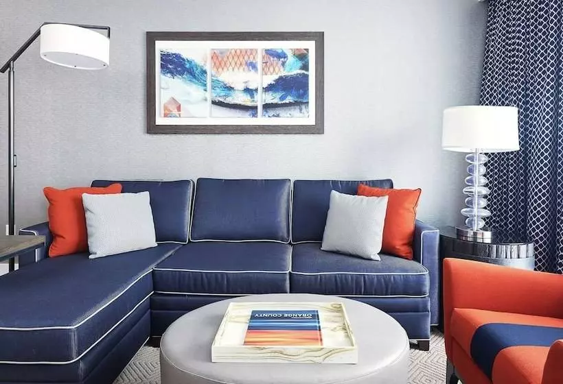 سوئیت برای معلولان, The Waterfront Beach Resort, A Hilton