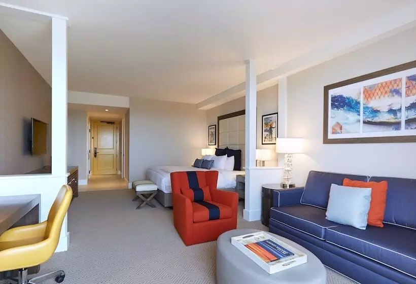 سوئیت برای معلولان, The Waterfront Beach Resort, A Hilton
