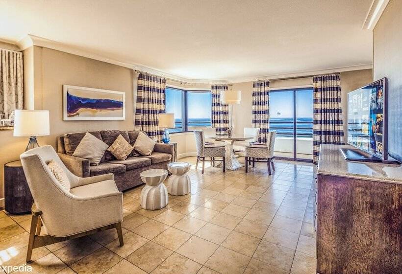 Люкс Вид на Море, The Waterfront Beach Resort, A Hilton