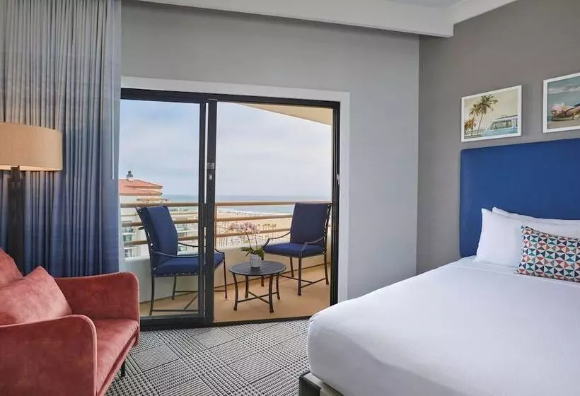 سوییت با چشم‌انداز دریا, The Waterfront Beach Resort, A Hilton