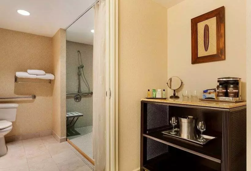 اتاق استاندارد با 2 تخت دوبل, The Waterfront Beach Resort, A Hilton