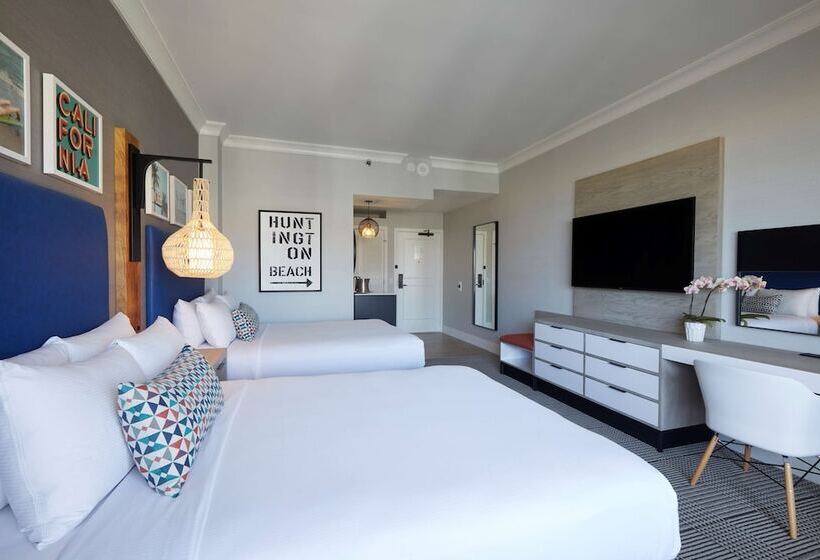 스탠다드 룸 더블 침대 2개, The Waterfront Beach Resort, A Hilton