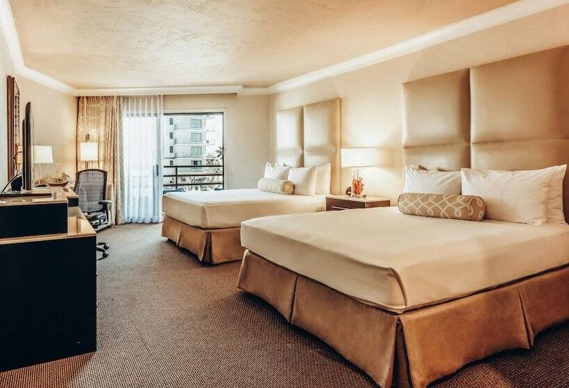 스탠다드 룸 더블 침대 2개, The Waterfront Beach Resort, A Hilton