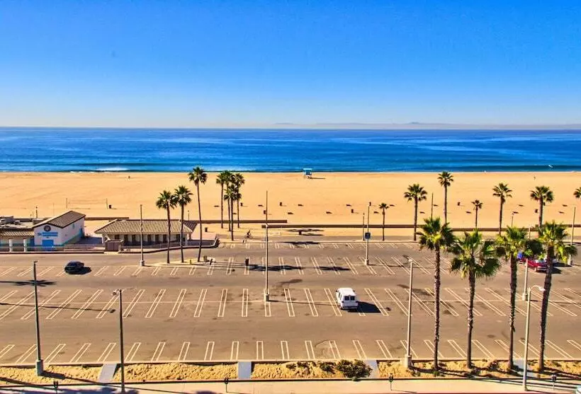 سوییت با چشم‌انداز دریا, The Waterfront Beach Resort, A Hilton