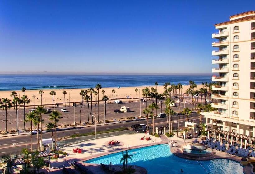 Люкс, The Waterfront Beach Resort, A Hilton