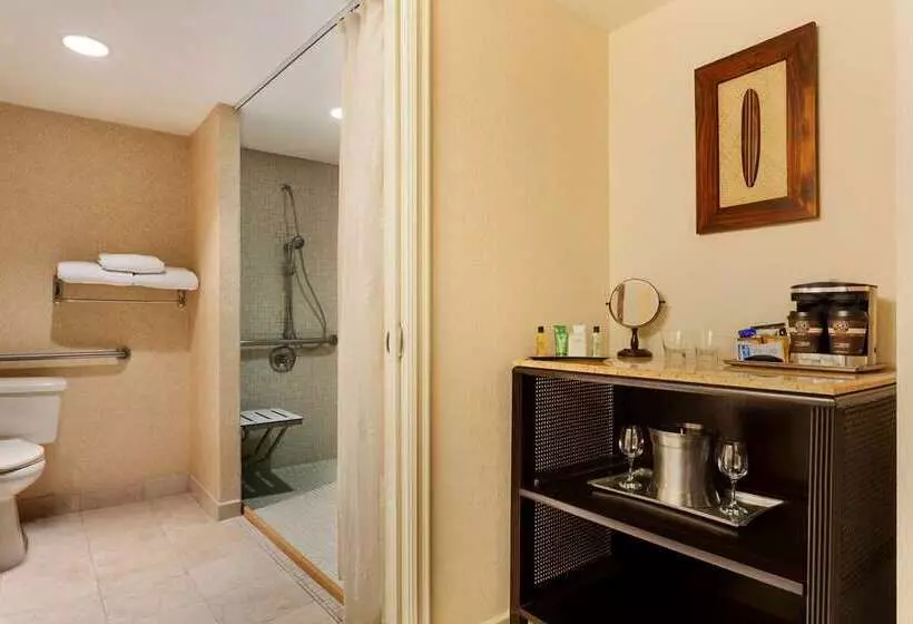 اتاق لوکس, The Waterfront Beach Resort, A Hilton