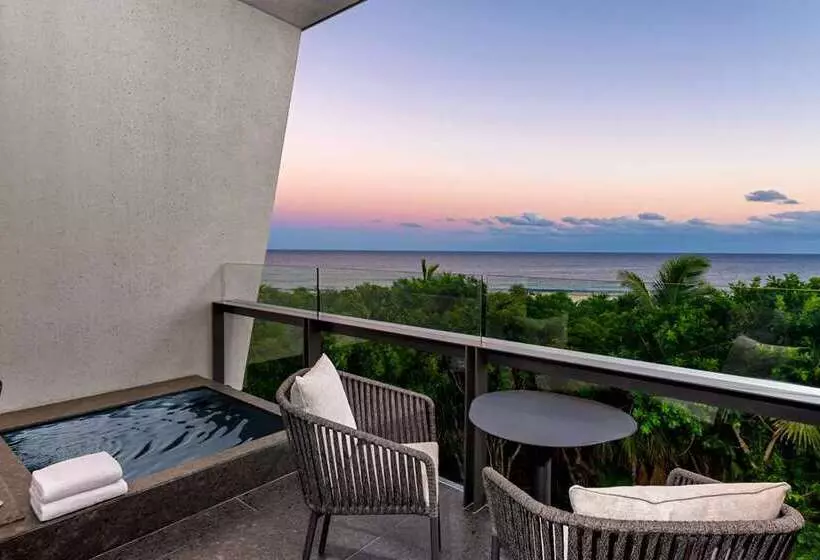 اتاق استاندارد با چشم‌انداز دریا, The Waterfront Beach Resort, A Hilton