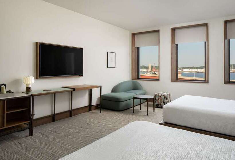 Номер Стандарт Вид на Море, The Waterfront Beach Resort, A Hilton