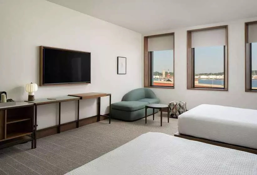 اتاق استاندارد با چشم‌انداز دریا, The Waterfront Beach Resort, A Hilton