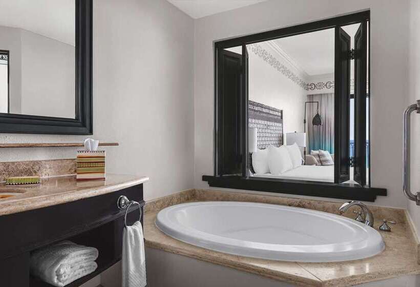 스탠다드 룸 바다 전망, The Waterfront Beach Resort, A Hilton