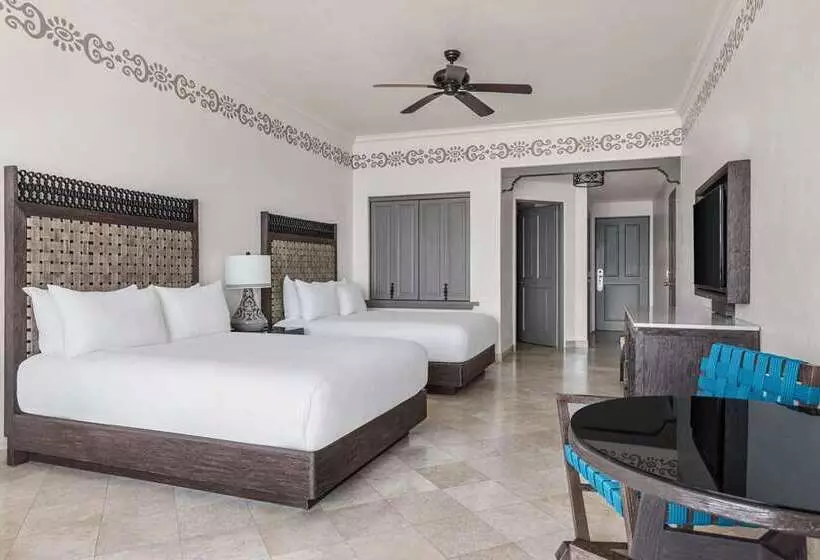 اتاق استاندارد با چشم‌انداز دریا, The Waterfront Beach Resort, A Hilton