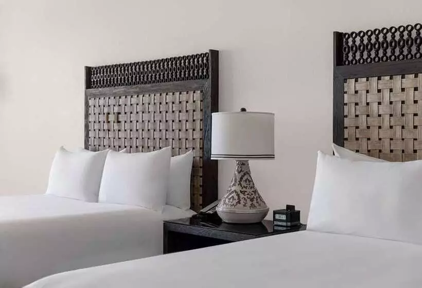 اتاق استاندارد با چشم‌انداز دریا, The Waterfront Beach Resort, A Hilton