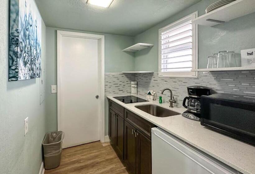 스탠다드 룸 주방구비, Thunderbird Beach Resort