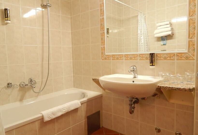 スタンダードトリプルルーム, Alpina