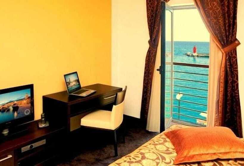 اتاق پرمیوم با چشمانداز دریا, Marina