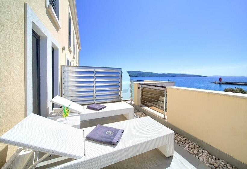 اتاق لوکس با چشمانداز دریا, Marina