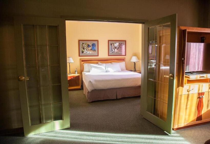 מיטת קינג בסוויטה, Medicine Hat Lodge, Trademark Collection By Wyndham