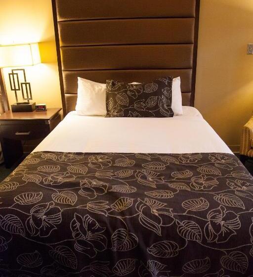 חדר דלוקס נוף בריכה, Medicine Hat Lodge, Trademark Collection By Wyndham