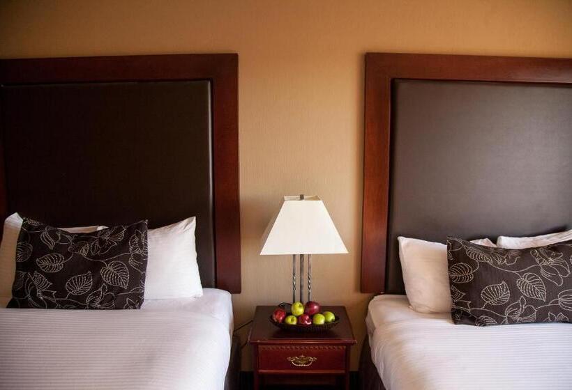 חדר דלוקס נוף בריכה, Medicine Hat Lodge, Trademark Collection By Wyndham