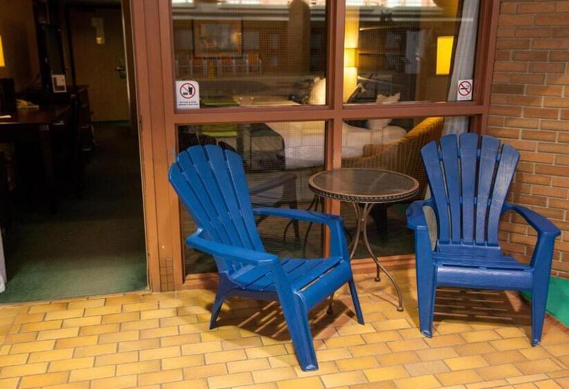 חדר דלוקס נוף בריכה, Medicine Hat Lodge, Trademark Collection By Wyndham