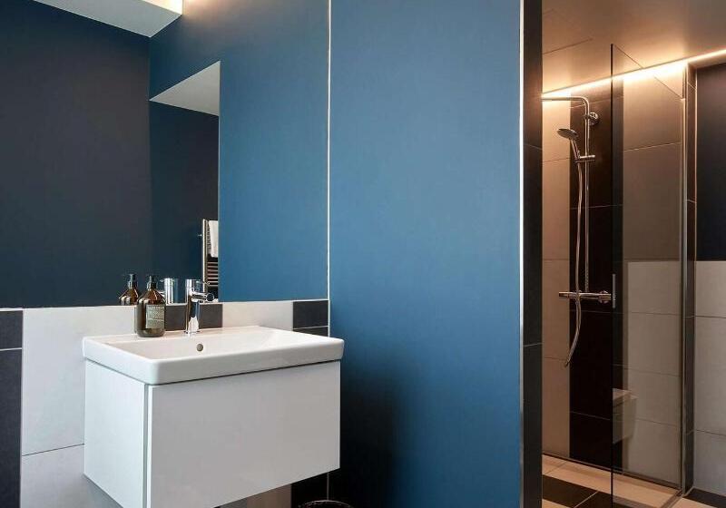 מיטת קינג בסוויטה, Medicine Hat Lodge, Trademark Collection By Wyndham