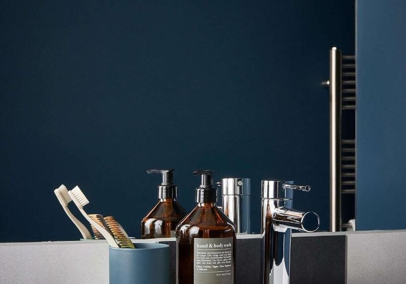 מיטת קינג בסוויטה, Medicine Hat Lodge, Trademark Collection By Wyndham