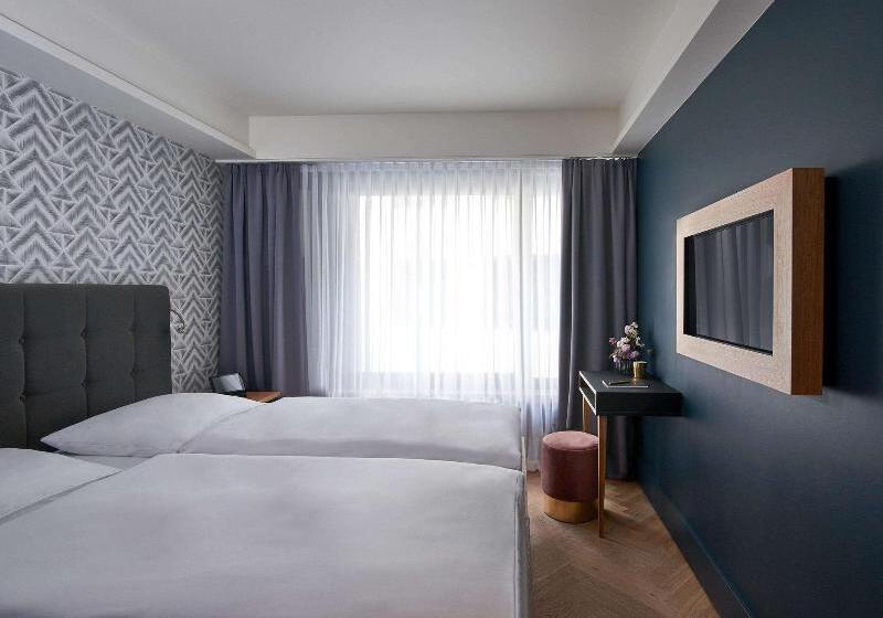 מיטת קינג בסוויטה, Medicine Hat Lodge, Trademark Collection By Wyndham