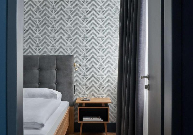 מיטת קינג בסוויטה, Medicine Hat Lodge, Trademark Collection By Wyndham