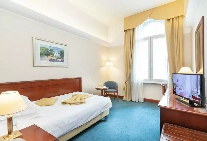 Comfort Yhden Hengen Huone, Palace