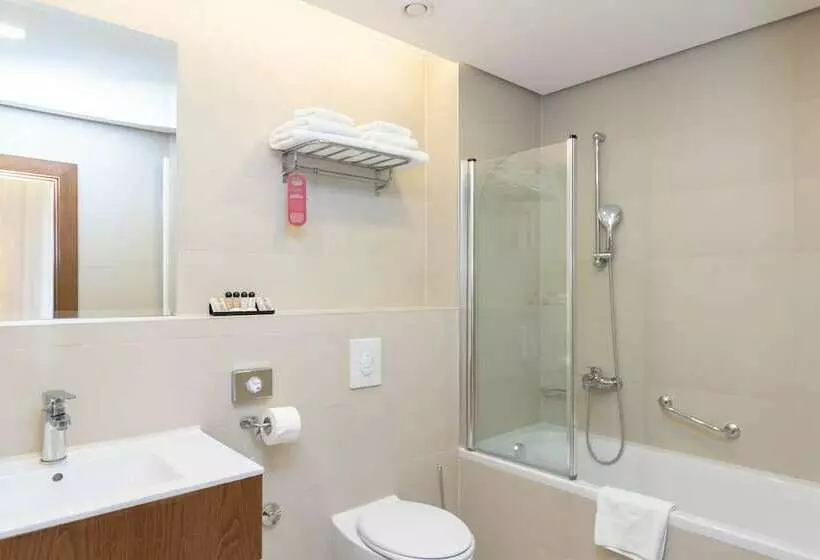 Comfort Yhden Hengen Huone, Palace