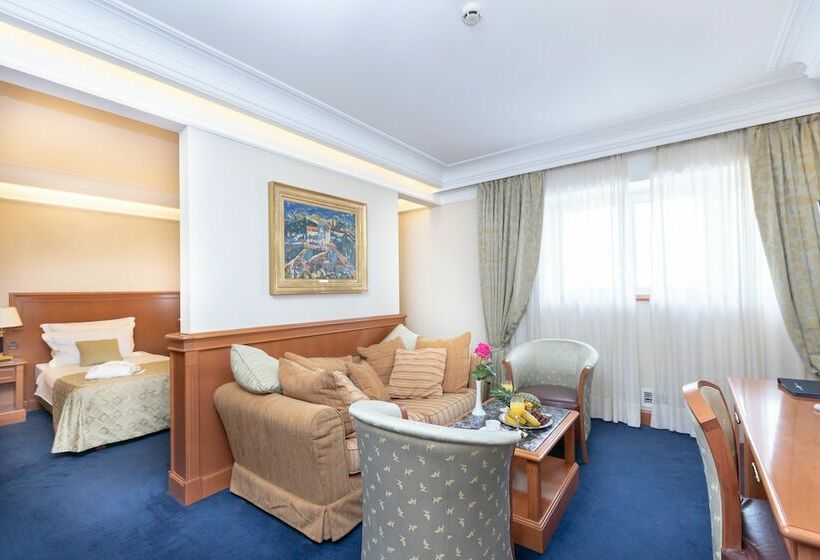 סוויטת ג'וניור, Palace