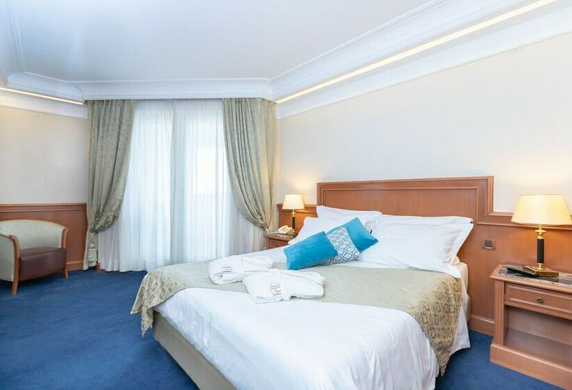 סוויטת ג'וניור, Palace