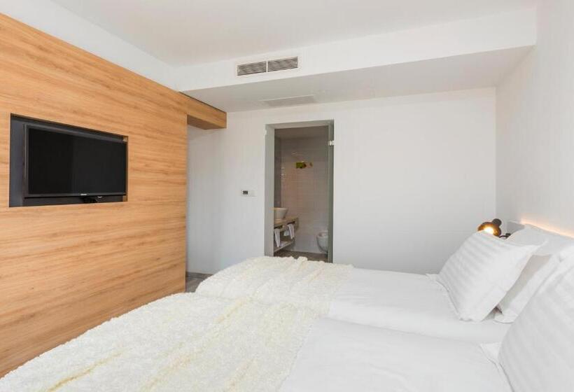 סוויטת ג'וניור נוף לגינה, Pharos Hvar