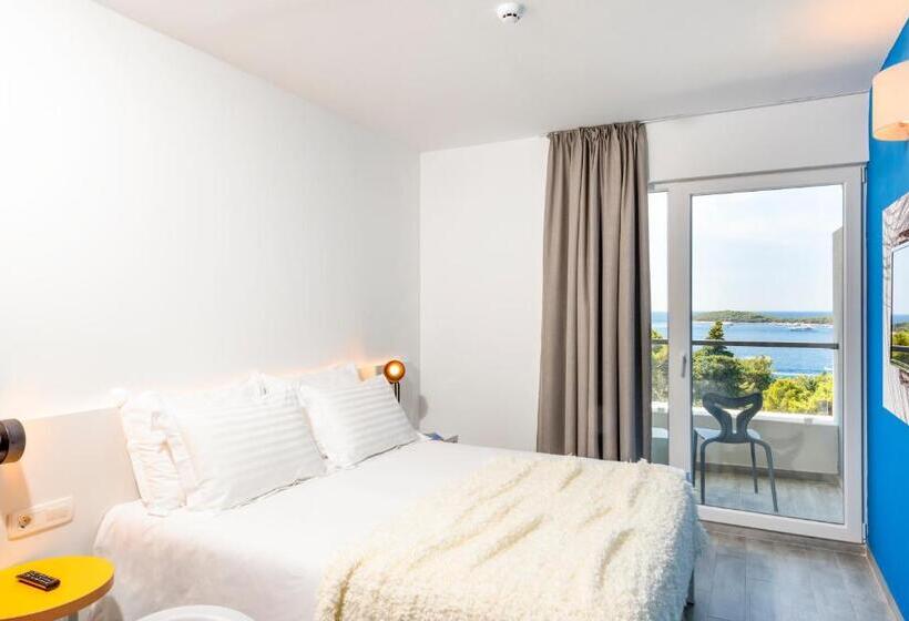 חדר סופריור עם נוף לים ומרפסת, Pharos Hvar