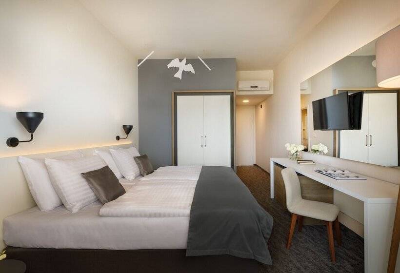 اتاق سوپریور با چشم‌انداز جانبی دریا, Remisens Hotel Albatros All Inclusive
